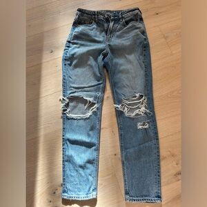 American eagle size 4 mom jean, blown out blue, strigid.